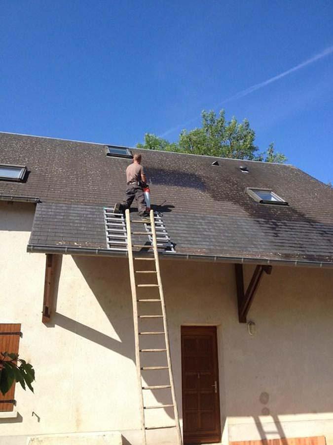 Une entreprise de démoussage de toitures près de Bourges